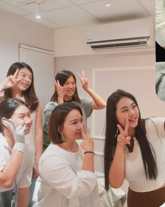 Polly 與學員在教室裡比 V 的合照