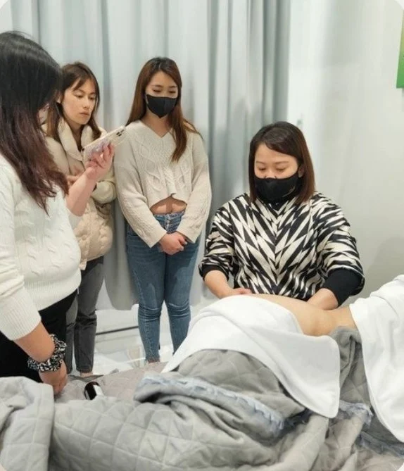 Polly 在教室示範手技，學員在旁觀摩