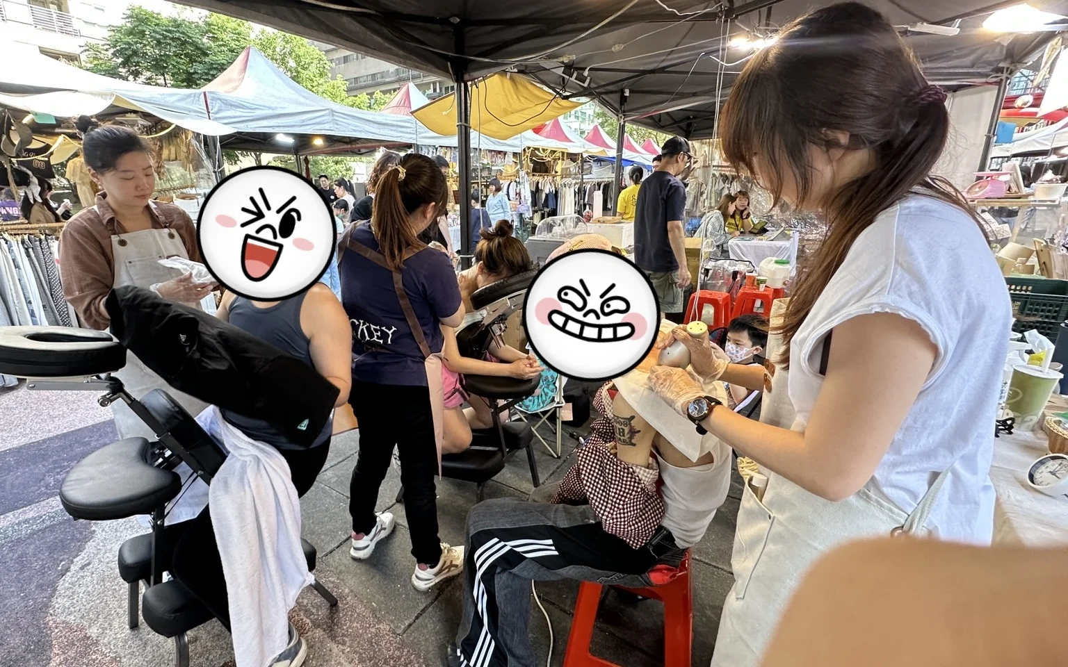 市集攤位的服務現場與周邊環境