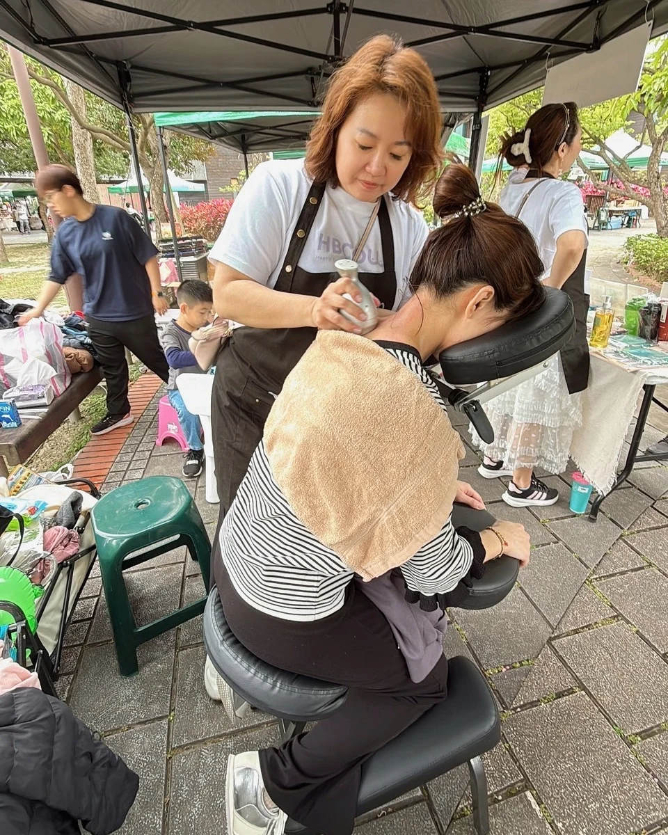 學員在市集攤位為陌生客做肩頸舒緩