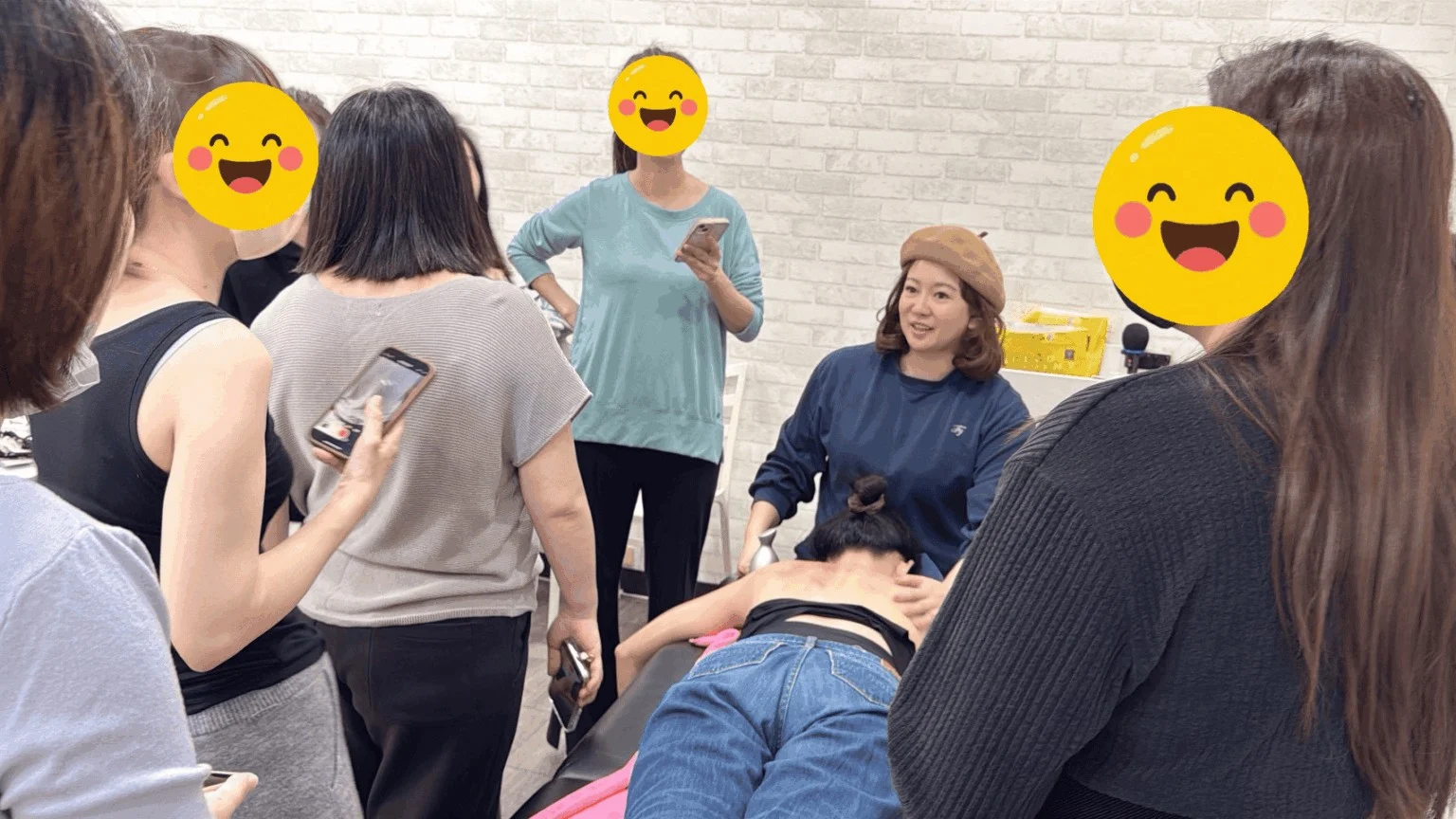 實體課現場學員圍著示範床看 Polly 操作