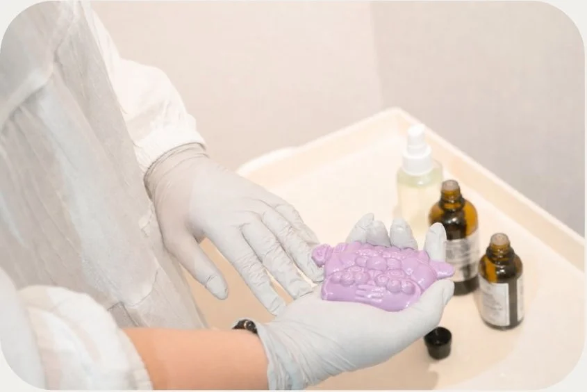 獅子頭刮痧板與薑黃精油放在淺色檯面上的商品照