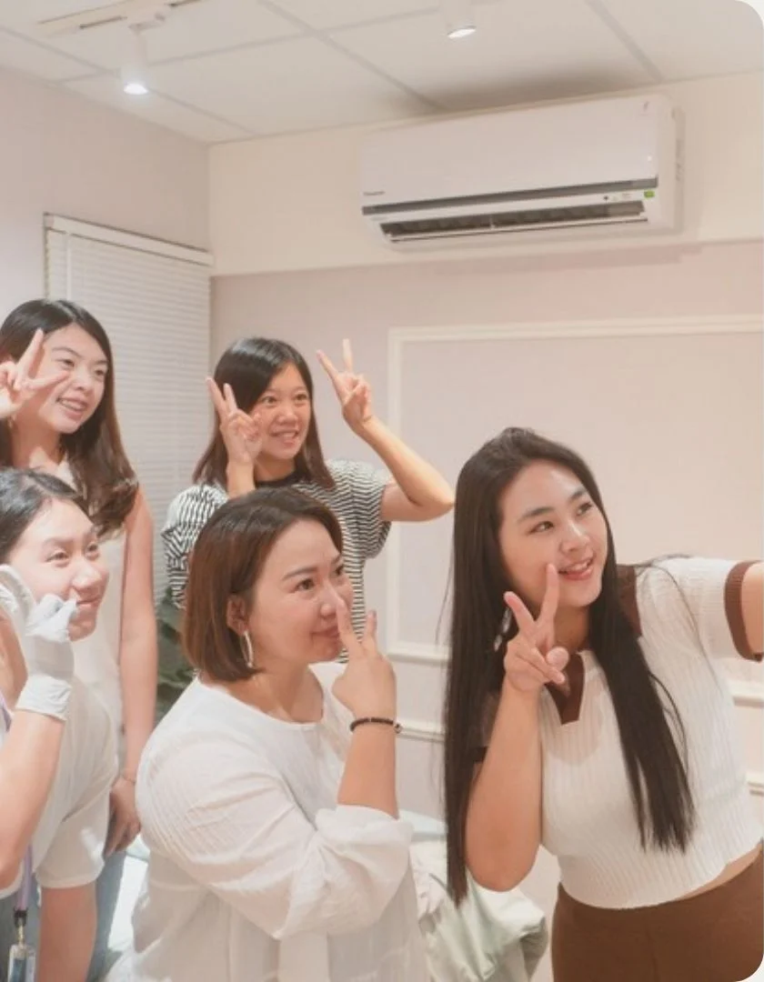 Polly 與實體課學員課後一起比 YA 的合照